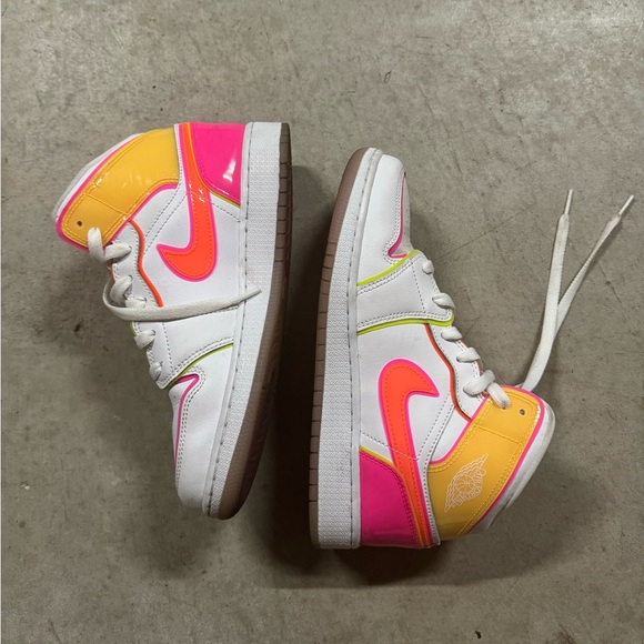 air jordan one mid SE GS “edge glow” - Picture 4 of 9